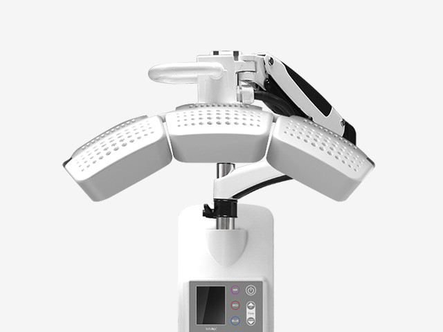 Device with a three-panel head